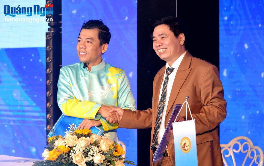 Giám đốc điều hành Công ty TNHH Thời trang Dorii Tạ Linh Nhân – Trưởng ban tổ chức cuộc thi và Giám đốc Sở VH-TT&DL Nguyễn Tiến Dũng hoàn thành nghi thức ký kết hợp tác.