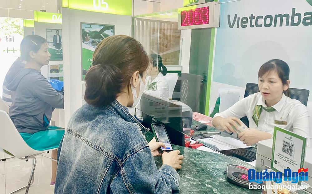 Khách hàng giao dịch tại Phòng Giao dịch Vietcombank Hùng Vương (TP.Quảng Ngãi).