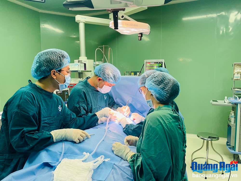 Bác sĩ Khoa Ngoại (Bệnh viện Sản - Nhi tỉnh) thực hiện phẫu thuật cho bệnh nhi.