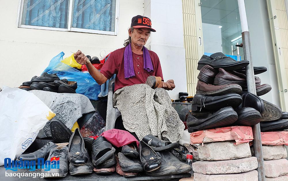 Bên một góc hiên của bưu điện tỉnh, ông Nguyễn Lai làm nghề may giày dép hơn 20 năm qua.
