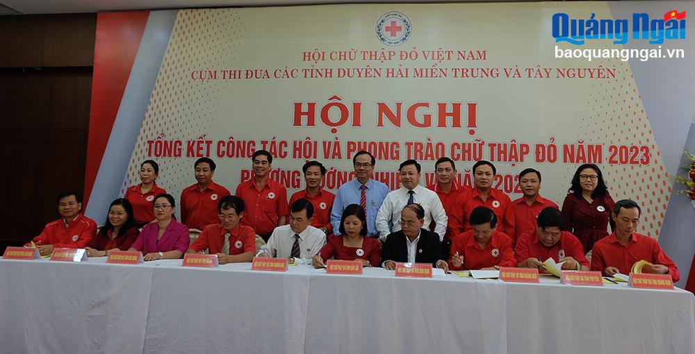 Đại diện Hội Chữ thập đỏ các tỉnh ký kết giao ước thi đua năm 2024.