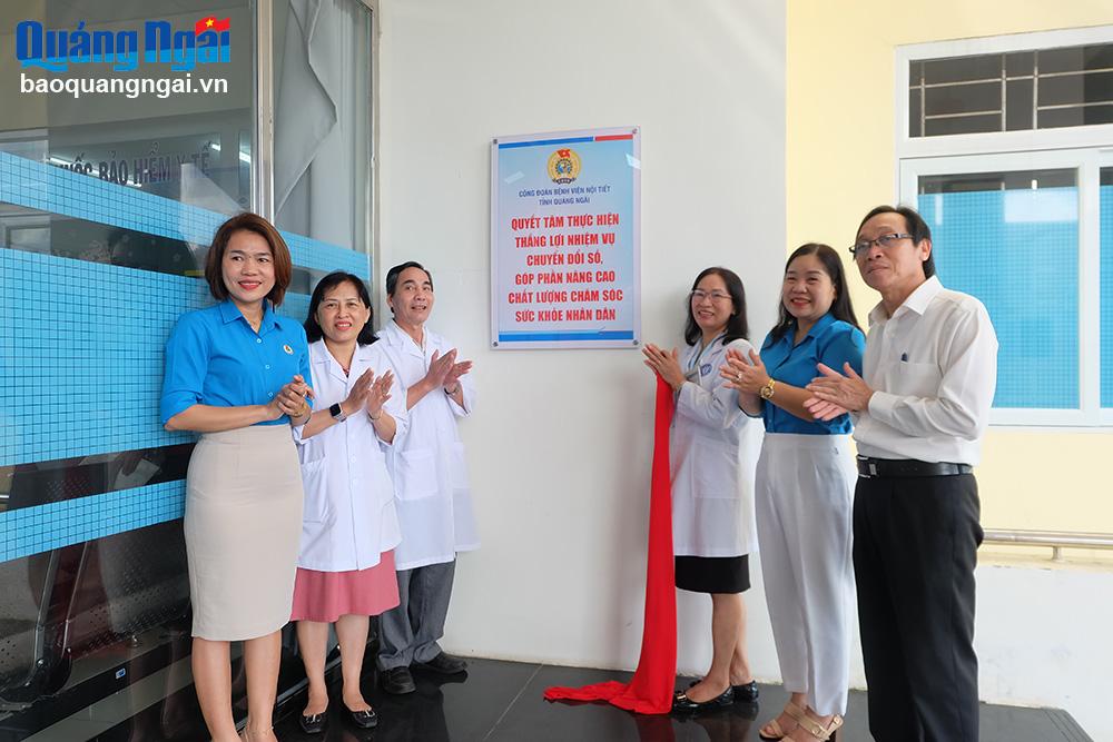Lễ gắn biển tuyên truyền về chuyển đổi số tại Bệnh viện Nội tiết tỉnh.