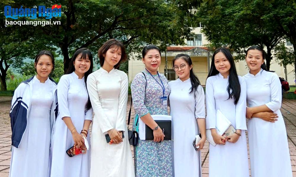 Cô giáo Nguyễn Thị Hảo bên các học sinh thân yêu. Ảnh: HOÀI THUẬN
