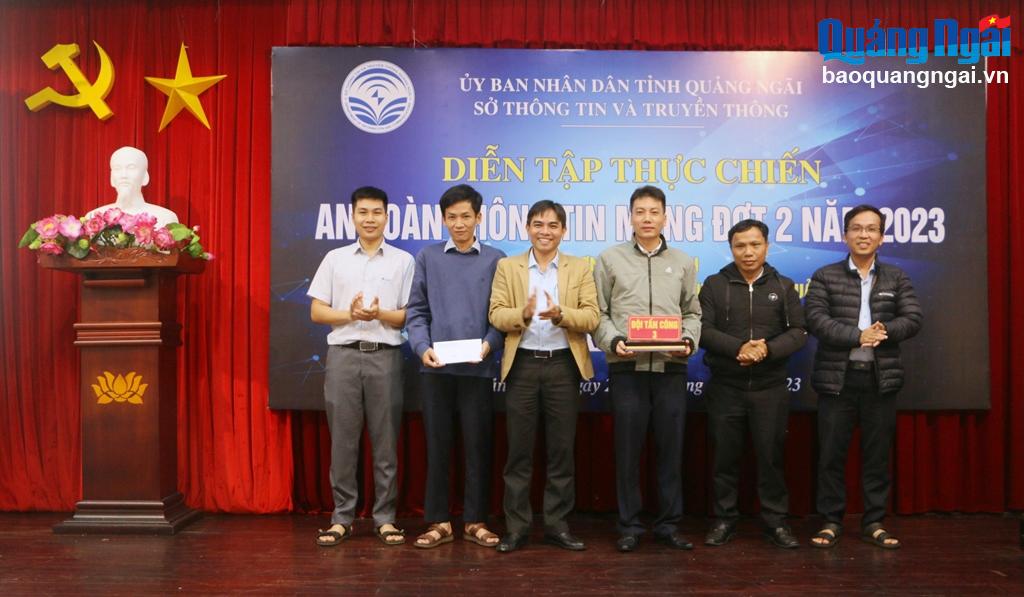 Giám đốc Trung tâm Công nghệ thông tin và Truyền thông (Sở TT&TT) Trần Duy Linh (giữa) trao thưởng cho đội đoạt giải nhất của đợt diễn tập.