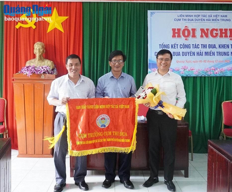 Đại diện lãnh đạo Liên minh Hợp tác xã tỉnh Quảng Ngãi bàn giao cờ thi đua Cụm cho Cụm trưởng năm 2024 .