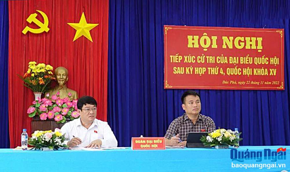 Phó Bí thư Thường trực Tỉnh ủy, Trưởng đoàn ĐBQH tỉnh Đặng Ngọc Huy (bên phải) tiếp xúc cử tri xã Đức Phú, huyện Mộ Đức. Ảnh: TL