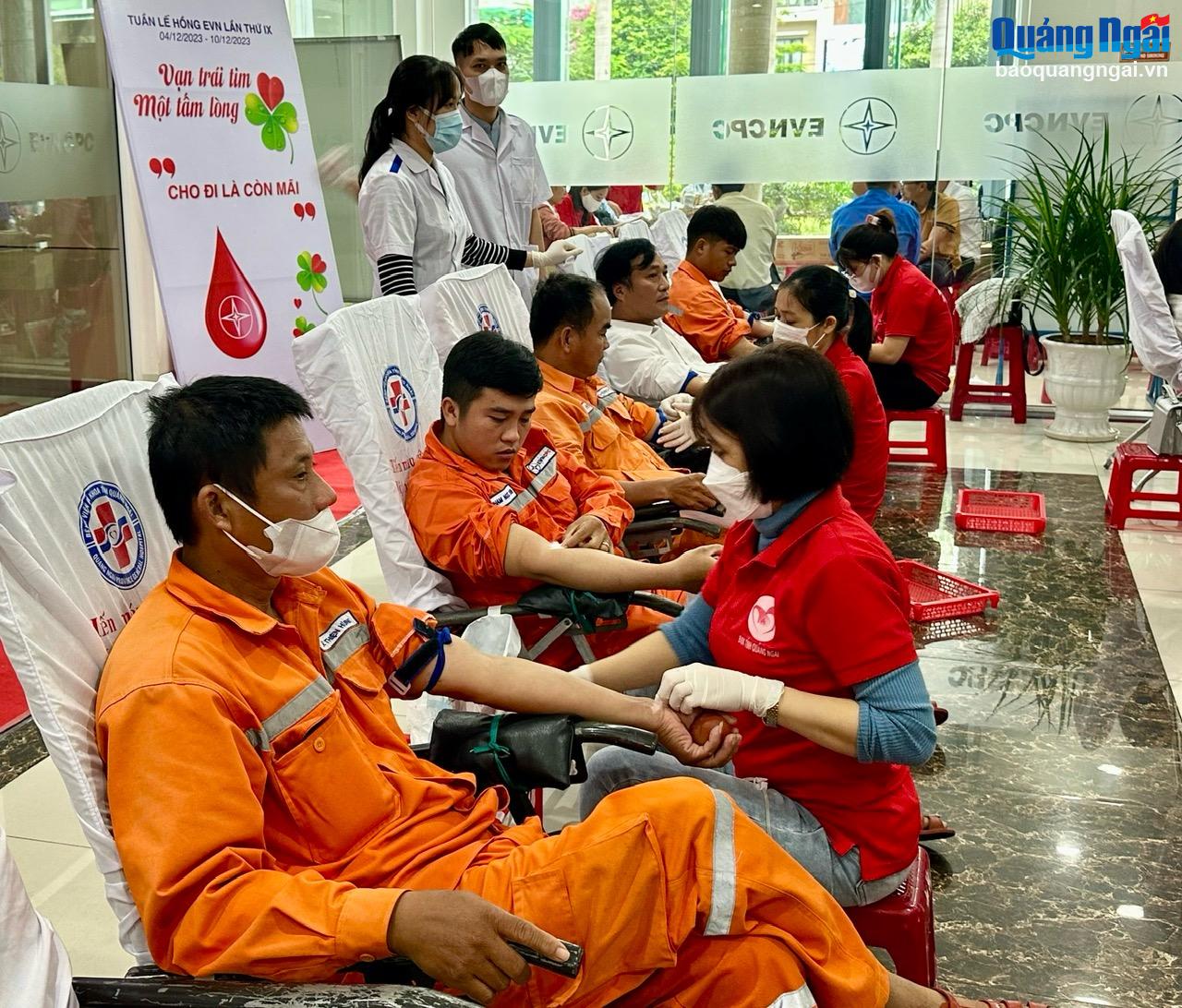 
Công nhân Công ty Điện lực Quảng Ngãi tham gia hiến máu trong sáng 9/12/2023.
