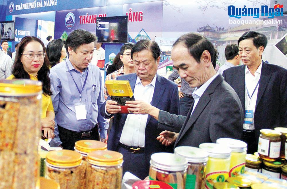 Bộ trưởng Bộ NN&PTNT Lê Minh Hoan tham quan gian hàng sản phẩm nông nghiệp đặc trưng của Quảng Ngãi tại Bình Định vào tháng 2/2023.    Ảnh: PHẠM DANH