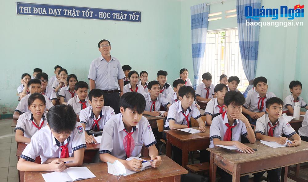 Thầy và trò Trường THCS Hành Thuận (Nghĩa Hành) trong giờ học. 
ẢNH: TRỊNH PHƯƠNG 