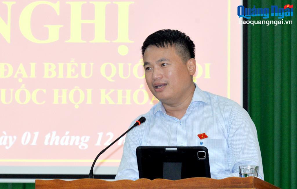 Phó Bí thư Thường trực Tỉnh ủy, Trưởng đoàn ĐBQH tỉnh Đặng Ngọc Huy phát biểu tại buổi tiếp xúc cử tri.
