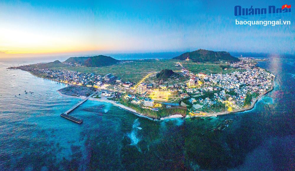 Huyện Lý Sơn được định hướng thành trung tâm du lịch biển, đảo.
Trong ảnh: Lý Sơn nhìn từ trên cao. ẢNH: THANH TRUNG       