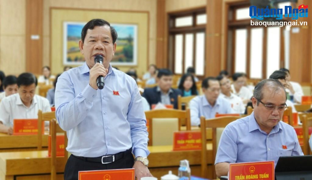 Chủ tịch UBND tỉnh Đặng Văn Minh trao đổi tại phiên thảo luận.