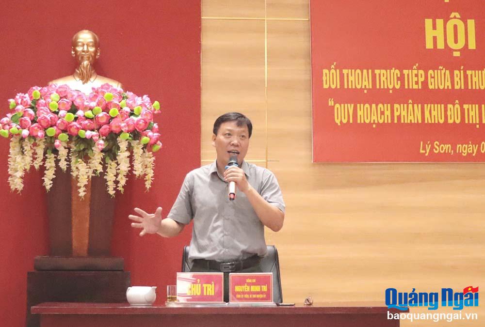 Bí thư Huyện ủy Lý Sơn Nguyễn Minh Trí trao đổi, làm rõ nhiều vấn đề người dân quan tâm tại buổi đối thoại.
