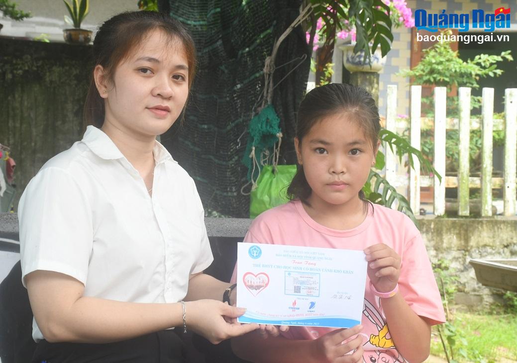 Học sinh có hoàn cảnh khó khăn ở xã Nghĩa An (TP.Quảng Ngãi) được ngành bảo hiểm xã hội trao tặng thẻ bảo hiểm y tế.