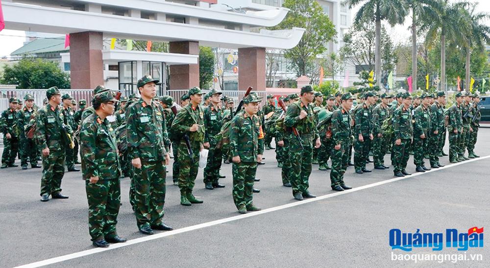 Cán bộ, chiến sĩ cơ quan Bộ Chỉ huy Quân sự tỉnh trước giờ hành quân.                                                                   ẢNH: XUÂN THIÊN