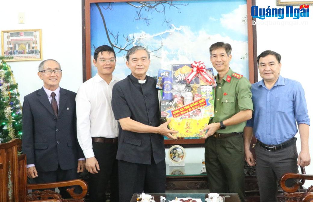 Lãnh đạo Công an tỉnh thăm, tặng quà tại Hạt Công giáo Quảng Ngãi.
