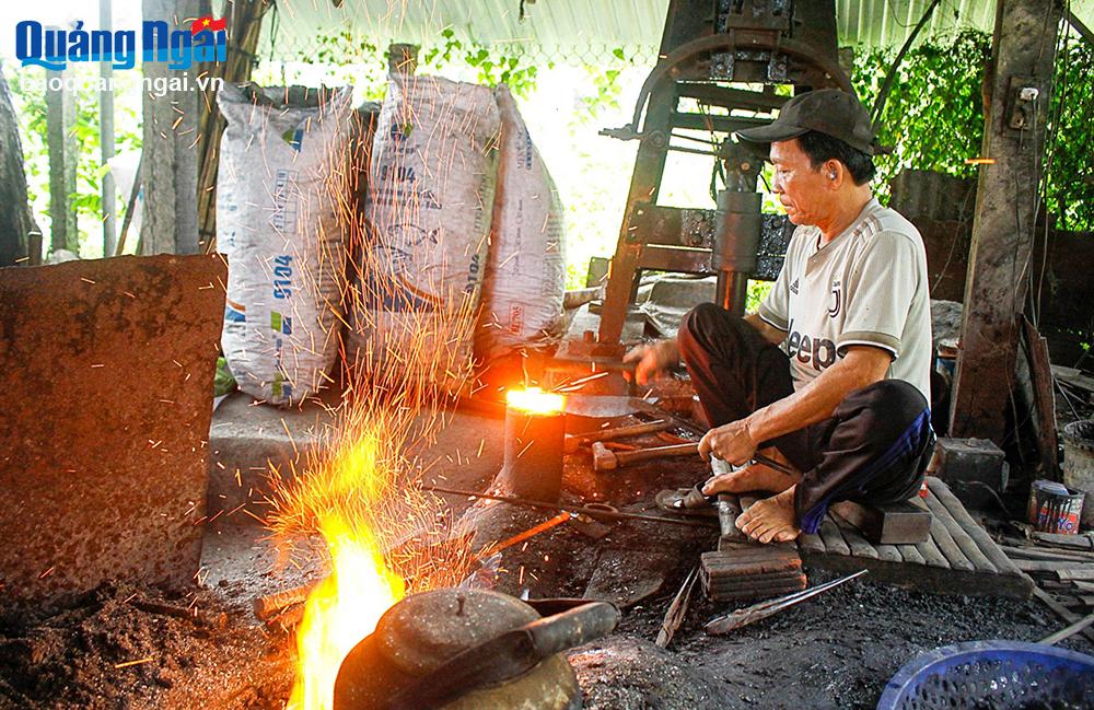 Ở tuổi 65, ngọn lửa đam mê với nghề rèn trong ông Nguyễn Tòng vẫn luôn bùng cháy, thôi thúc ông giữ nghề để truyền cho đời sau.     