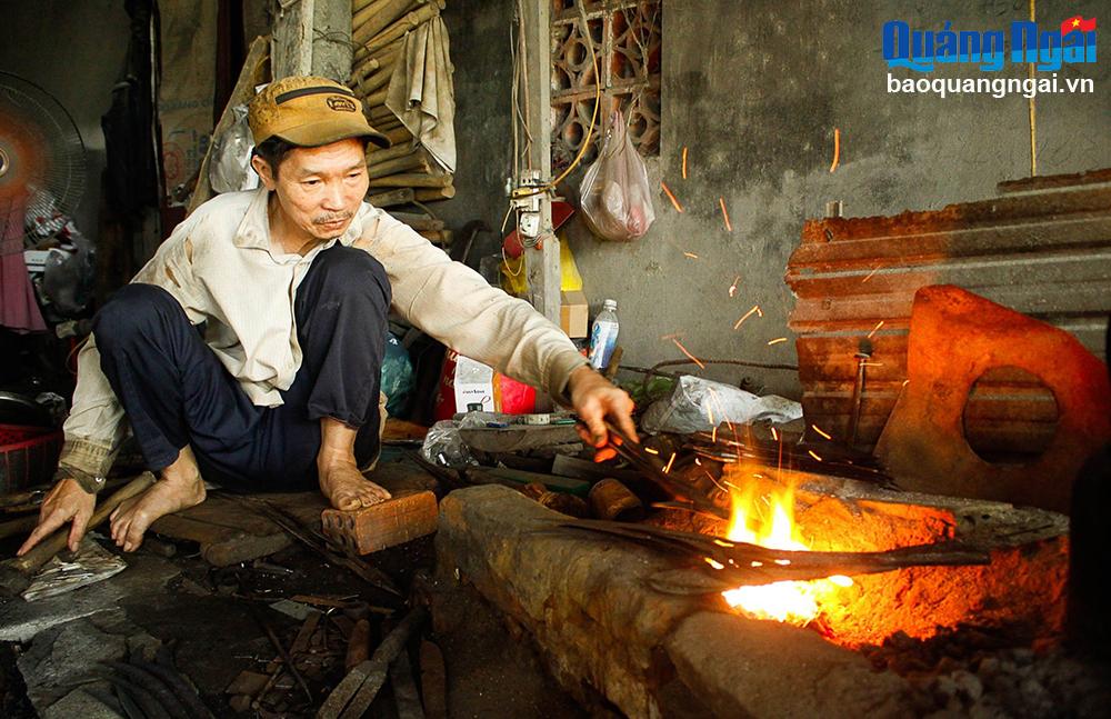 Ông Nguyễn Đô là đời thứ 4 trong gia đình làm nghề rèn.          