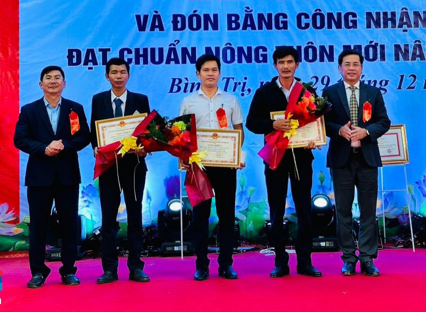 Lãnh đạo UBND huyện Bình Sơn khen thưởng cho các tập thể đóng góp tích cực vào phong trào xây dựng nông thôn mới nâng cao trên địa bàn xã Bình Trị.