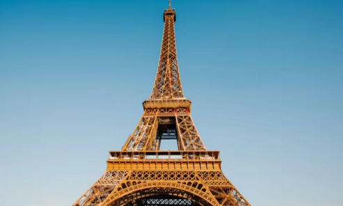 Tháp Eiffel bốc cháy ngay trước đêm Giáng sinh