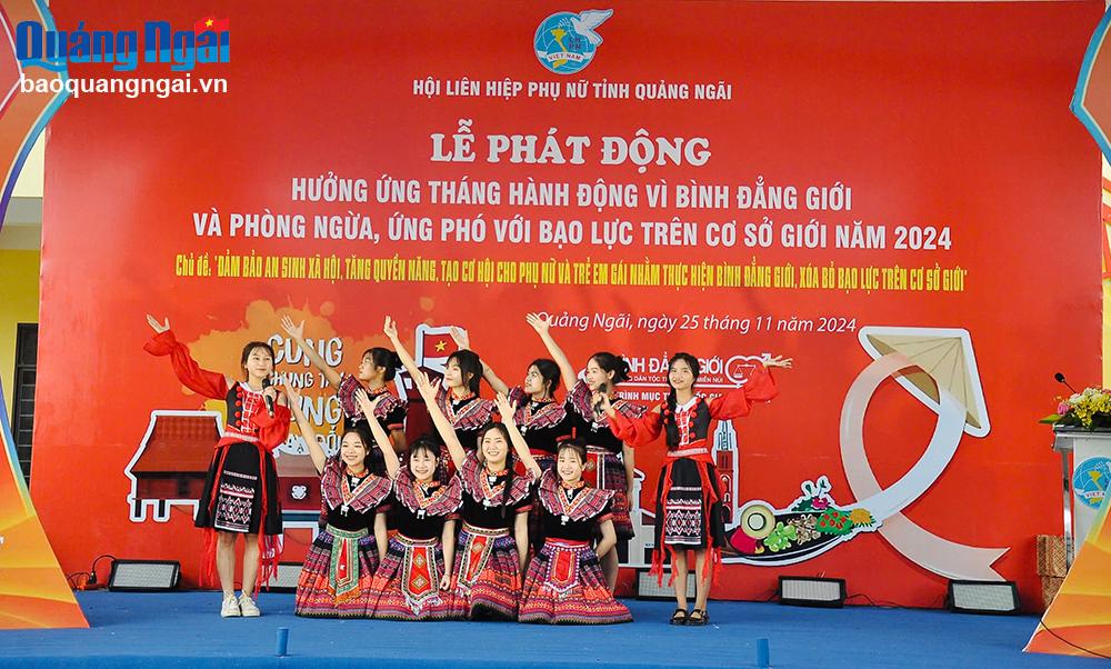 Học sinh ở huyện Sơn Hà biểu diễn trong Lễ phát động hưởng ứng Tháng hành động vì bình đẳng giới và phòng ngừa, ứng phó với bạo lực trên cơ sở giới năm 2024.