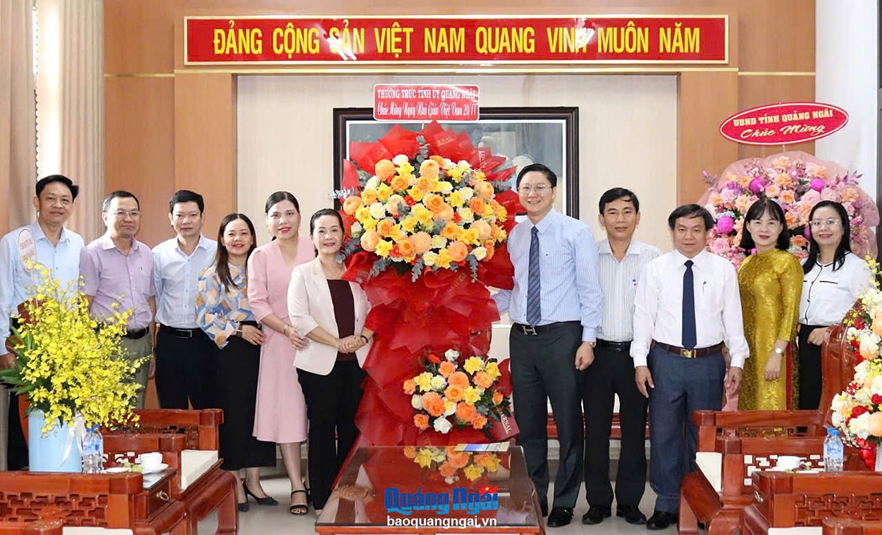 Phó Bí thư Tỉnh ủy Đinh Thị Hồng Minh tặng hoa chúc mừng tập thể cán bộ, giảng viên Trường Chính trị tỉnh.