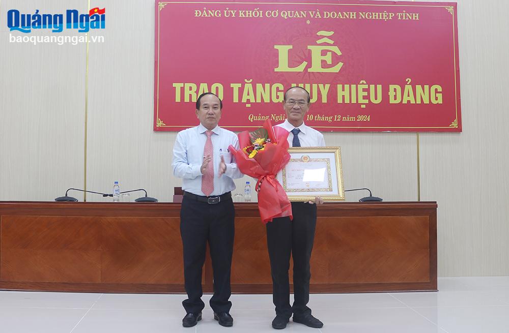 Bí thư Đảng ủy Khối Cơ quan và Doanh nghiệp tỉnh Nguyễn Thanh trao tặng Huy hiệu 40 năm tuổi Đảng cho đồng chí Trương Binh, đảng viên Chi bộ Chi nhánh Công ty TNHH Dịch vụ Đông Á tại Quảng Ngãi.