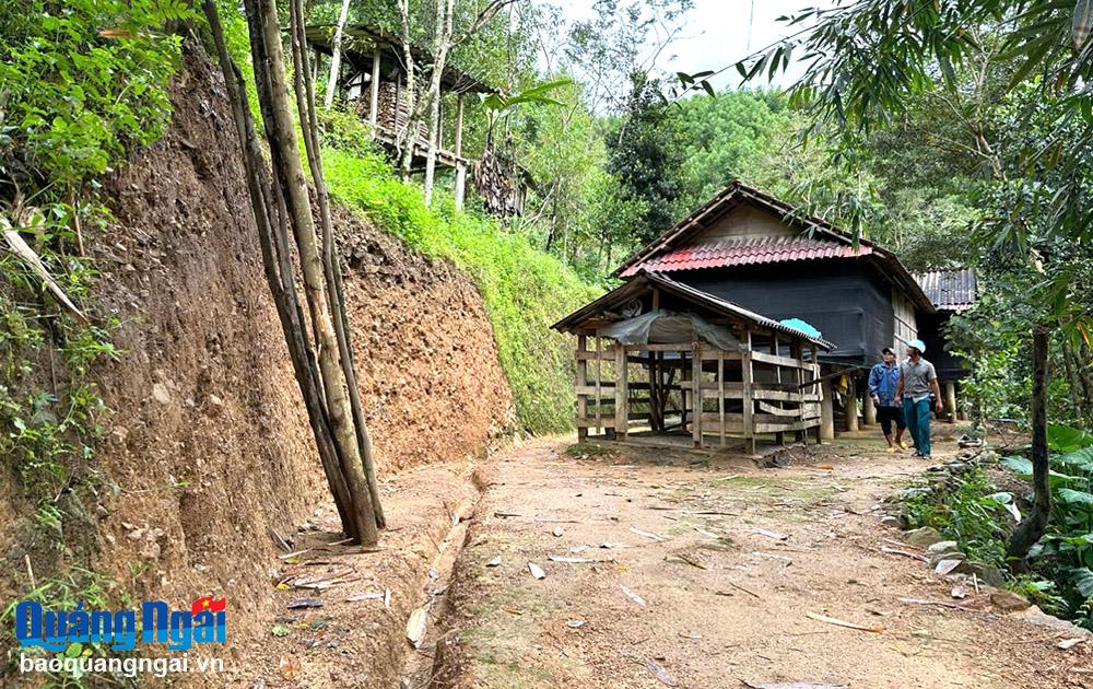 Dưới chân núi có nguy cơ xảy ra sạt lở là những ngôi nhà tạm của người dân ở tổ 1, thôn Gò Khôn, 
xã Ba Giang (Ba Tơ).
