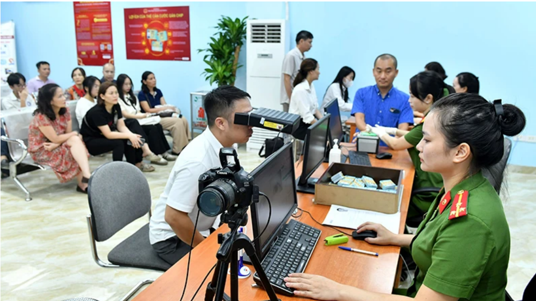 Bộ Công an là đơn vị tiên phong trong việc sắp xếp tổ chức bộ máy tinh gọn. Trong ảnh: Làm thẻ căn cước cho người dân tại Công an quận Tây Hồ (Hà Nội). Ảnh THANH TRÚC