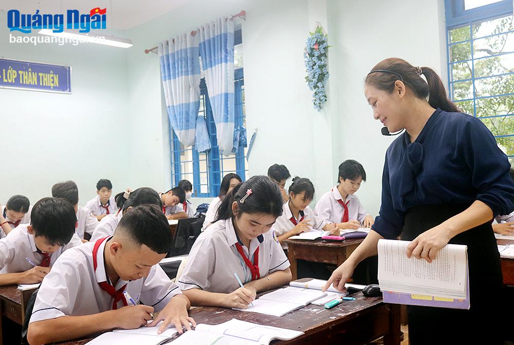 Giáo viên và học sinh Trường Tiểu học và THCS Bình Chương (Bình Sơn) trong một tiết học.	