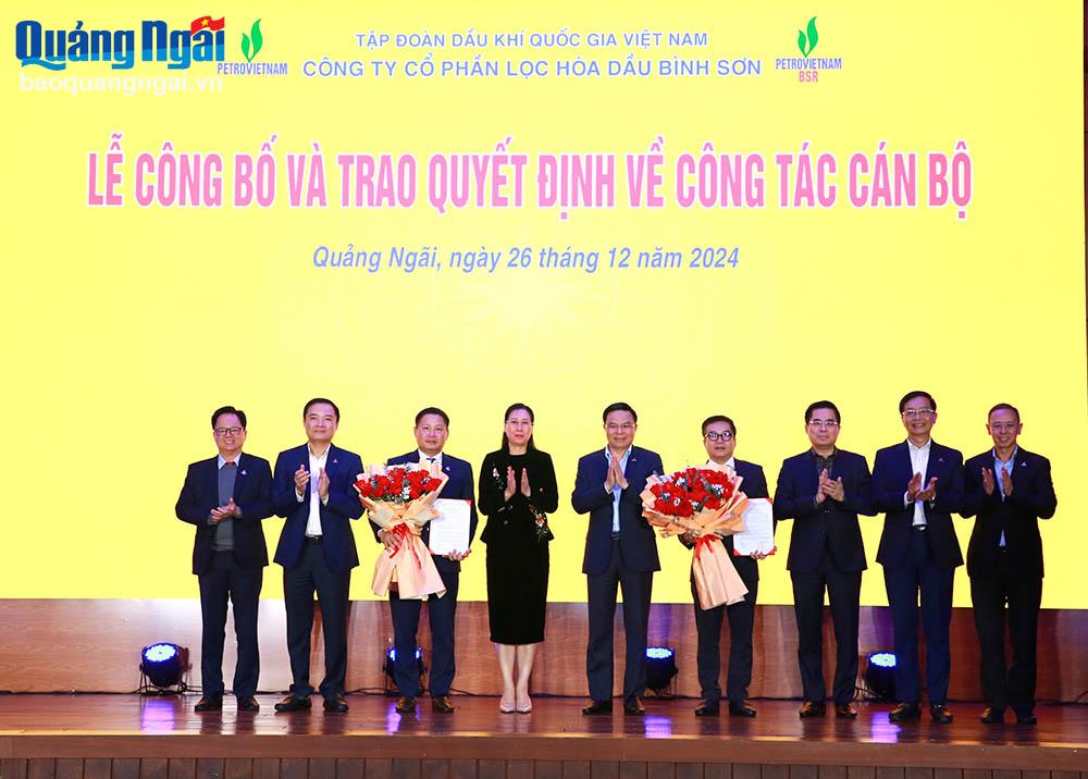 Dưới sự chứng kiến của lãnh đạo tỉnh Quảng Ngãi và lãnh đạo Tập đoàn; HĐQT BSR trao các quyết định về việc bổ nhiệm tân Chủ tịch HĐQT Bùi Ngọc Dương và tân Tổng Giám đốc BSR Nguyễn Việt Thắng.