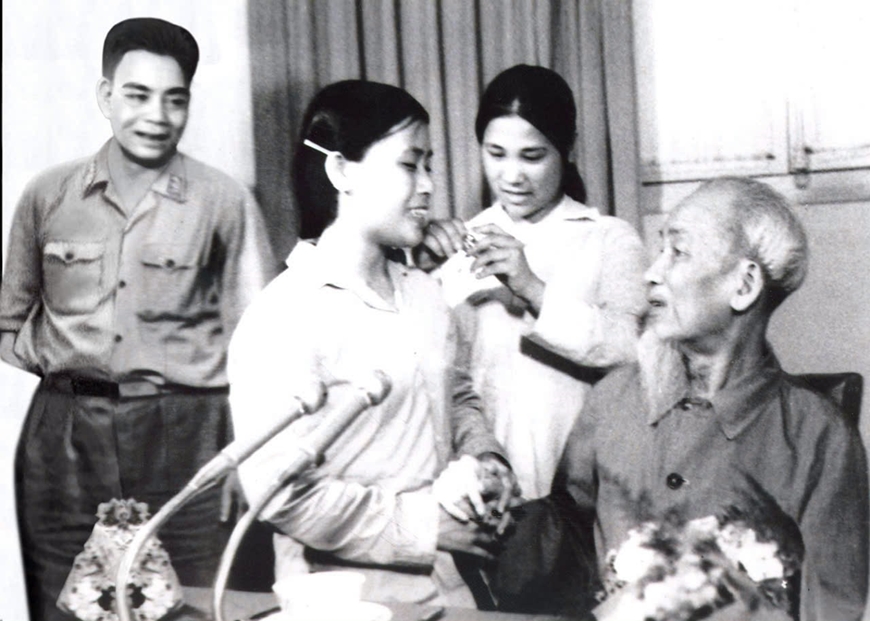 Đoàn Quân khu 4 vào báo công với Bác Hồ ở Đại hội Thi đua Quyết thắng năm 1968 (Thiếu tướng Phan Văn Đường đứng thứ nhất từ trái sang). 