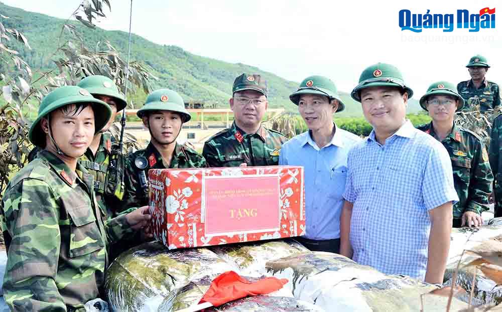 Phó Bí thư Thường trực Tỉnh ủy, Trưởng đoàn ĐBQH tỉnh Đặng Ngọc Huy và Trưởng ban Dân vận Tỉnh ủy, Chủ tịch Ủy ban MTTQ Việt Nam tỉnh Võ Thanh An thăm, động viên lực lượng diễn tập tại thao trường Phổ Nhơn (TX.Đức Phổ).	                                                                                                                     Ảnh: XUÂN THIÊN