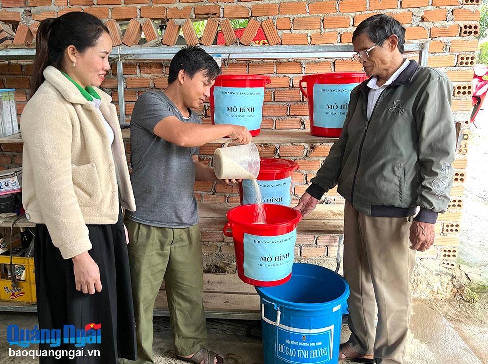 Hội Nông dân xã Sơn Linh (Sơn Hà) huy động hội viên, nông dân đóng góp gạo để hỗ trợ hội viên, nông dân khó khăn.