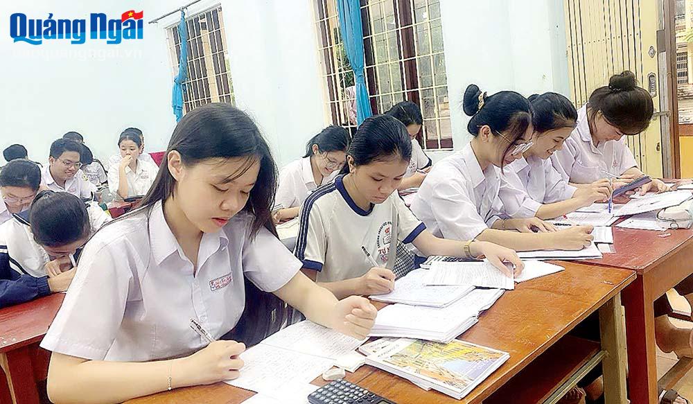 Học sinh khối 12, Trường THPT số 1 Tư Nghĩa (Tư Nghĩa) trong giờ học.	