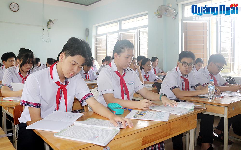 Học sinh lớp 9D3, Trường THCS Chánh Lộ (TP.Quảng Ngãi).	