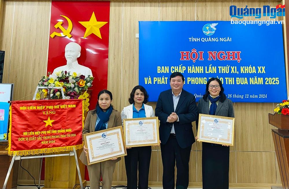 Phó Trưởng ban Dân vận Tỉnh ủy Bùi Đức Thọ trao Bằng khen của Trung ương LHPN Việt Nam cho các cá nhân đạt danh hiệu “Cán bộ hội cơ sở giỏi”.