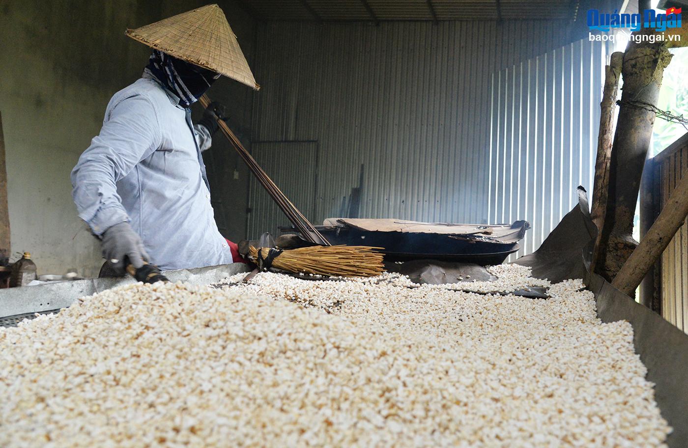 Khâu rang hạt nếp để làm bánh nổ đòi hỏi sự khéo léo, canh lửa chuẩn của người thợ.