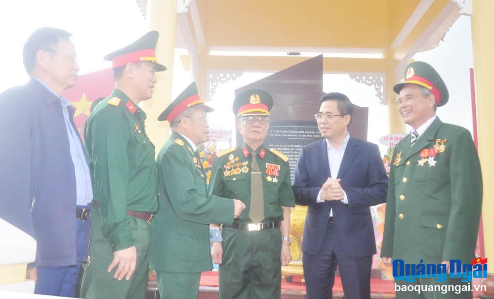 Chủ tịch UBND tỉnh Nguyễn Hoàng Giang thăm hỏi các cực chiến binh Trung đoàn Đề Thám về dự lễ.