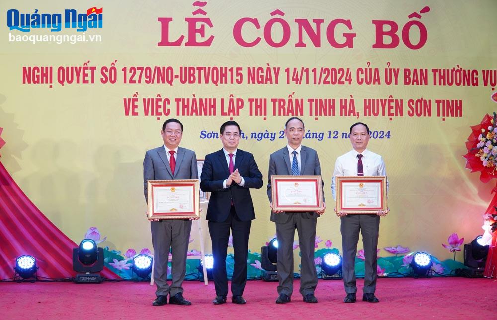 Chủ tịch UBND tỉnh Nguyễn Hoàng Giang tặng Bằng khen cho các cá nhân có thành tích xuất sắc trong quá trình hình thành thị trấn Tịnh Hà.