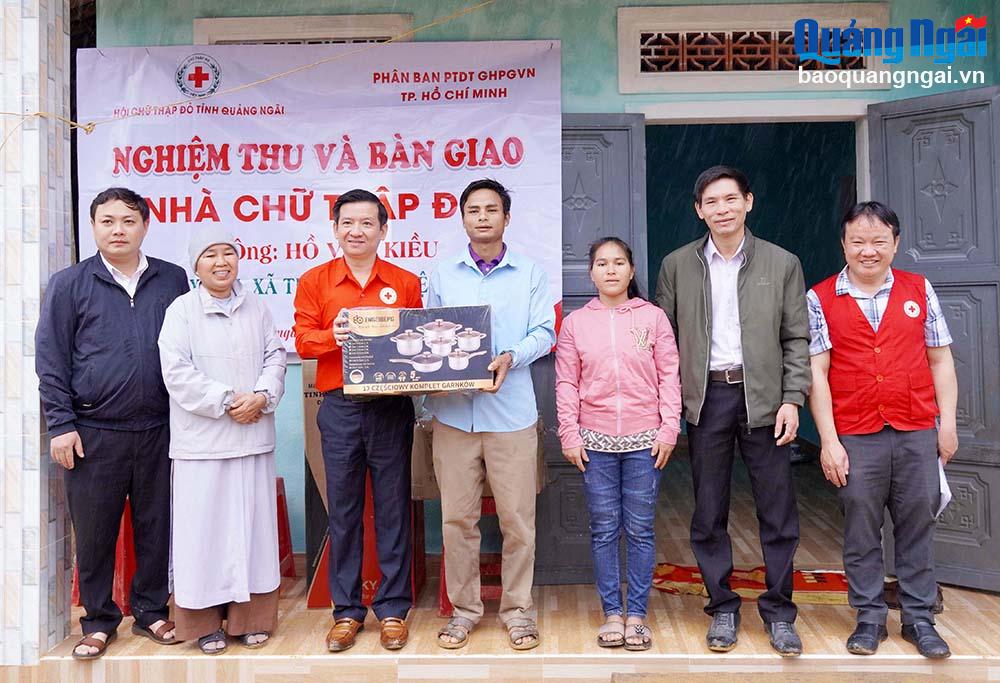 Đại diện Hội Chữ thập đỏ tỉnh và các nhà hảo tâm nghiệm thu và bàn giao nhà, tặng quà gia đình anh Hồ Văn Kiều, 
ở thôn Trà Xanh, xã Trà Lâm (Trà Bồng).	