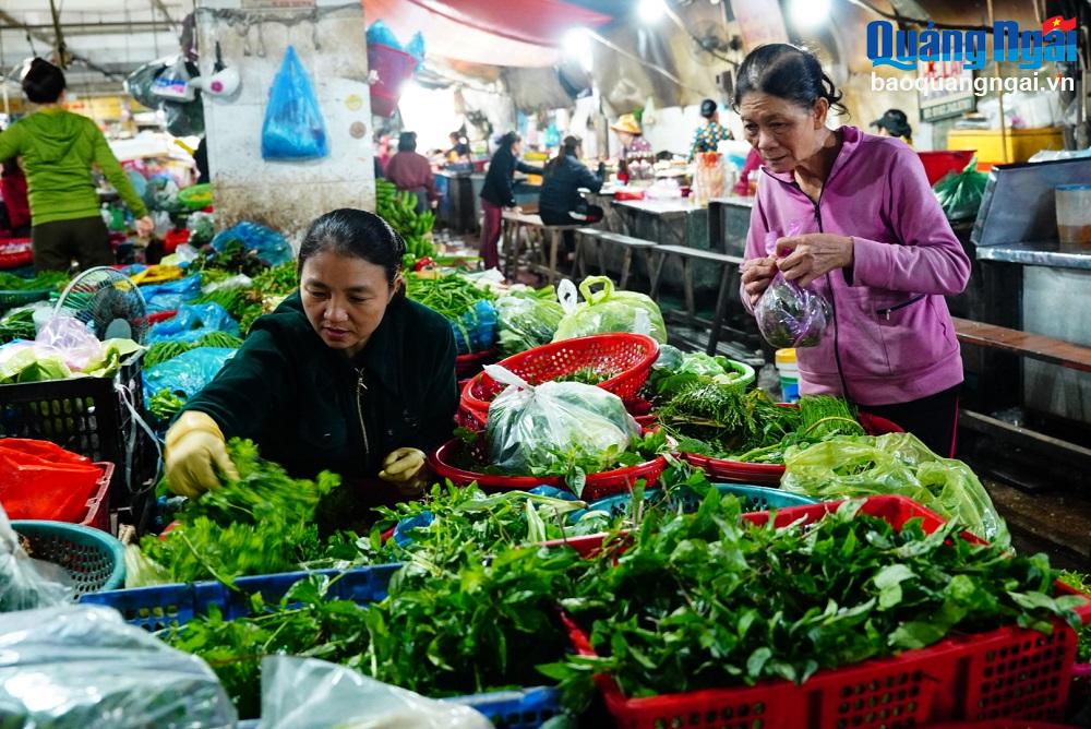 Mưa nhiều nên nguồn rau không được dồi dào như trước. 