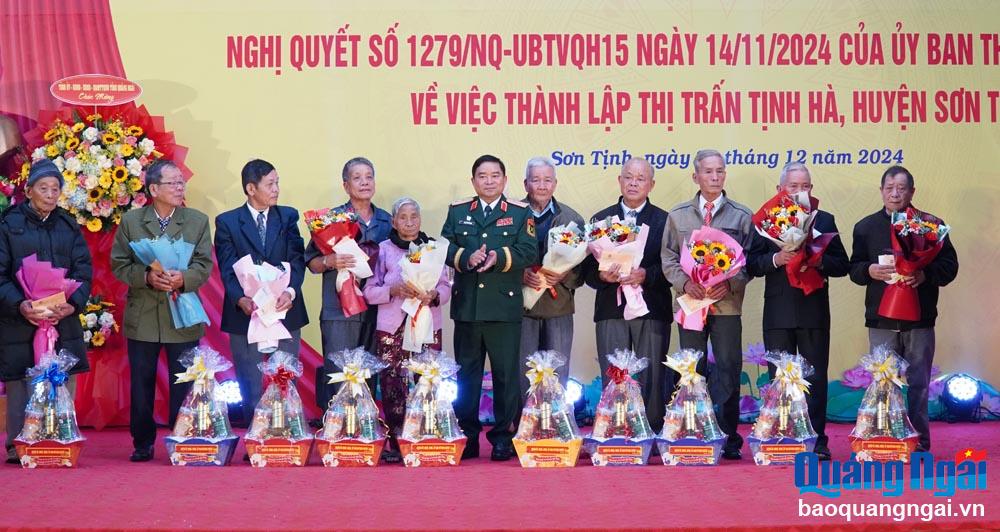 Trung tướng Trịnh Đình Thạch - Chính ủy Quân khu V tặng quà Mẹ Việt Nam Anh hùng và các gia đình người có công với cách mạng.