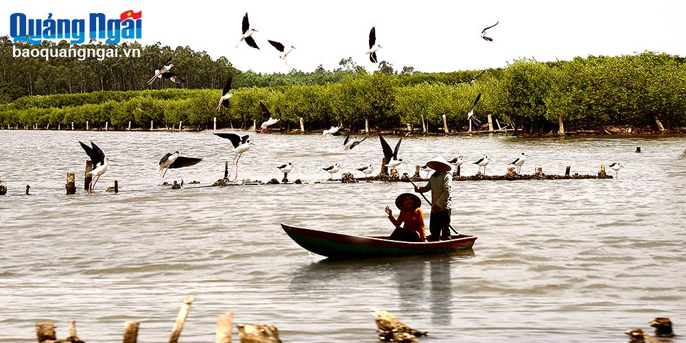 Trong khuôn khổ dự án, nhiều nghệ sĩ nhiếp ảnh đã ghi lại những khoảnh khắc đẹp nhằm quảng bá, phát triển du lịch cộng đồng tại các địa phương.
 Trong ảnh: Tác phẩm “Thân thiện” của tác giả Nguyễn Hồng Anh. 						                                     Ảnh: ĐVCC