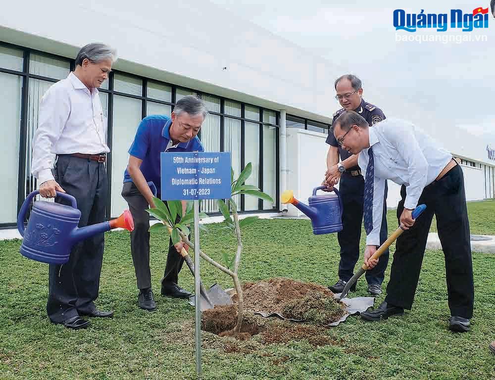 Đoàn công tác của tỉnh thăm, chúc mừng và trồng cây lưu niệm với lãnh đạo Công ty TNHH Toray International Việt Nam, nhân kỷ niệm 50 năm ngày thiết lập quan hệ ngoại giao Việt Nam - Nhật Bản.
					                                             Ảnh: BẢO HÒA