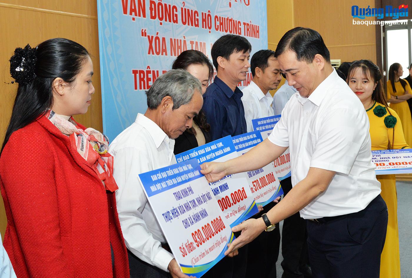 Bí thư Huyện ủy, Trưởng Ban Chỉ đạo triển khai xóa nhà tạm, nhà dột nát trên địa bàn huyện Nghĩa Hành Trần Đình Cảm trao bảng tượng trưng phân bổ kinh phí hỗ trợ xây mới, sửa chữa nhà cho 12 xã, thị trấn.
