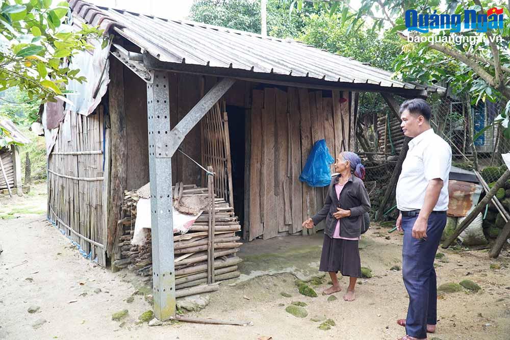 Chủ tịch Ủy ban MTTQ Việt Nam xã Ba Cung (Ba Tơ) Phạm Văn Nen khảo sát ngôi  nhà của bà Phạm Thị Yết.        Ảnh: BS