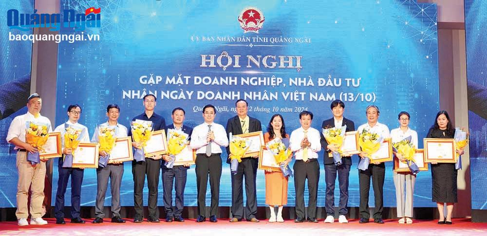 Lãnh đạo tỉnh tặng Bằng khen của Chủ tịch UBND tỉnh cho các doanh nghiệp thực hiện tốt chính sách, pháp luật thuế năm 2024.			                                                                    ảNH: BẢO HÒA
