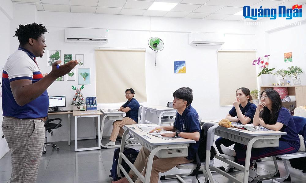 Tiết học với giáo viên nước ngoài tại Trường Liên cấp thành phố giáo dục quốc tế - IEC Quảng Ngãi.	