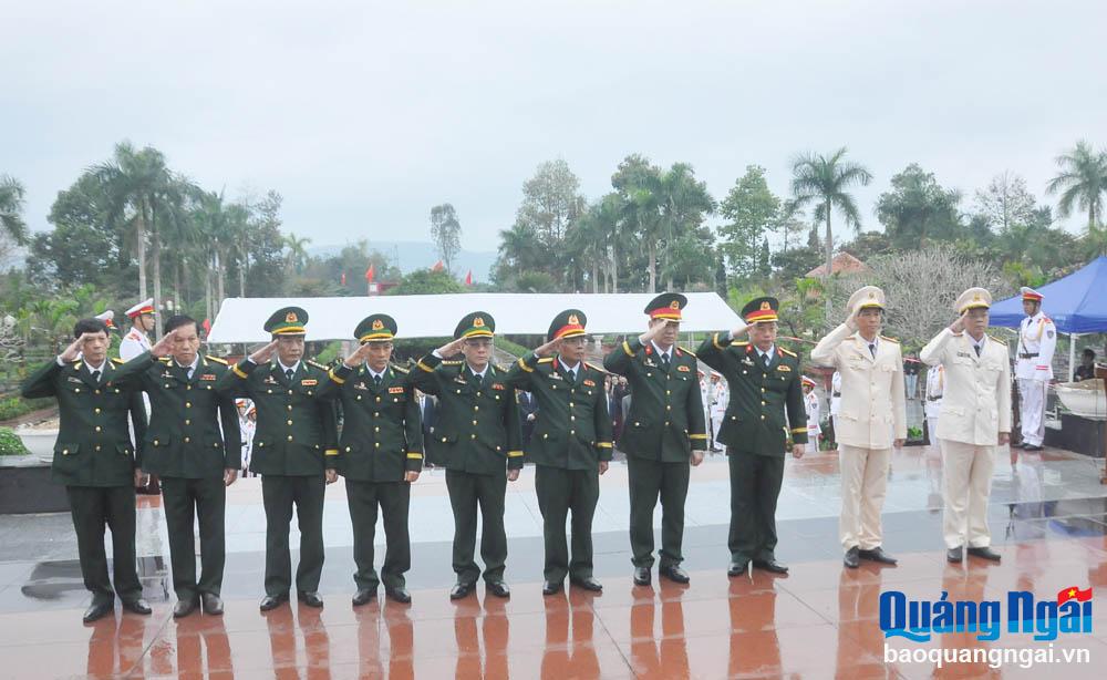 Đại biểu các lực lượng vũ trang tỉnh dự lễ dânng hoa, dâng hương tri ân các Anh hùng Liệt sĩ.